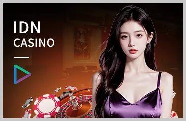 Vận động viên quần vợt đang thực hiện cú giao bóng mạnh mẽ trên sân
